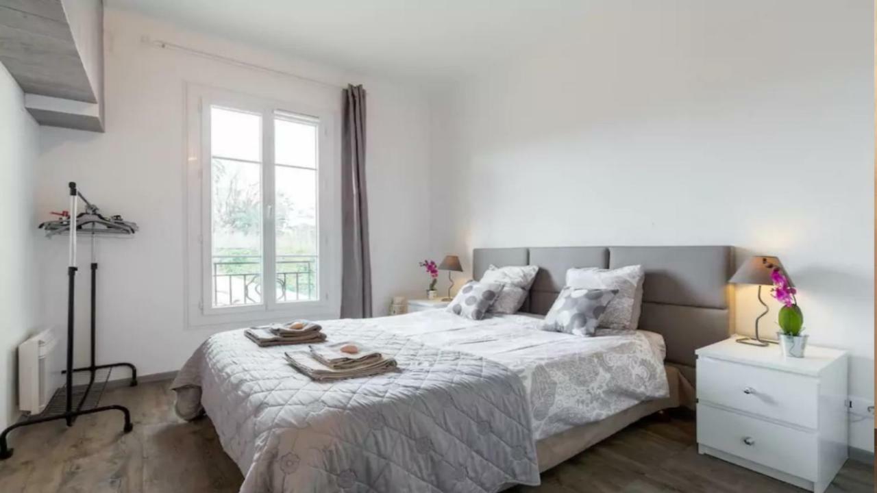 Stylish White And Red Apartments Juan-les-Pins Exteriör bild