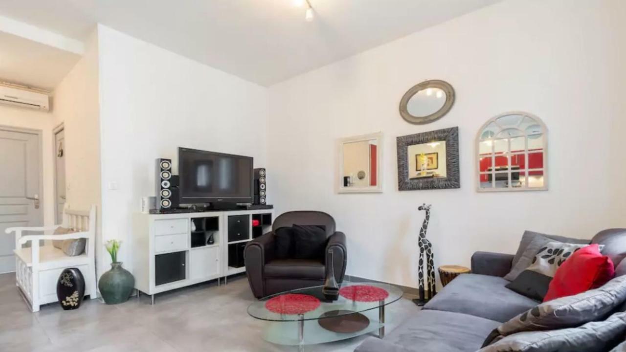 Stylish White And Red Apartments Juan-les-Pins Exteriör bild