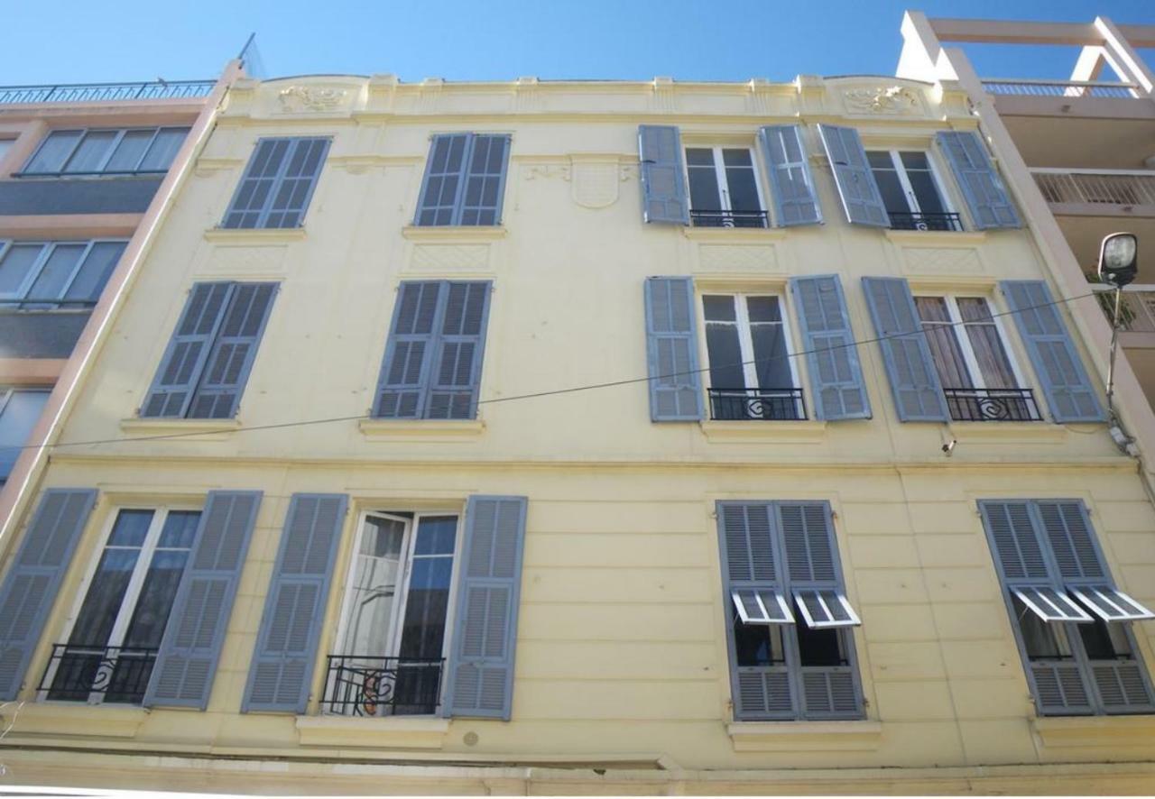 Stylish White And Red Apartments Juan-les-Pins Exteriör bild